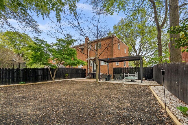 Building Photo - 3300 Manorwood Dr