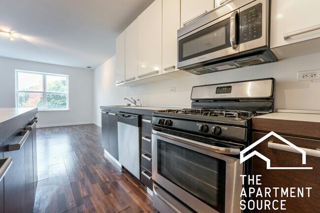 Building Photo - 1544 W Glenlake Ave