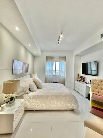 Building Photo - 1100 Biscayne Blvd