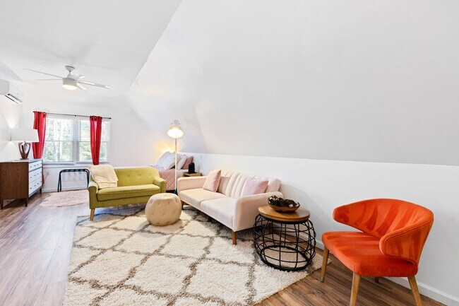 Building Photo - Tranquil loft retreat with open floorplan!...