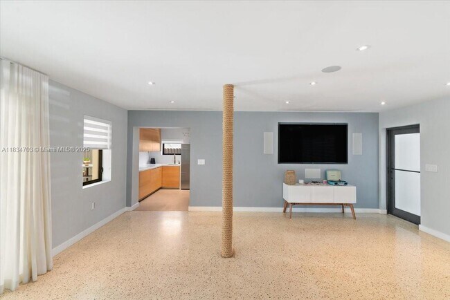 Building Photo - 308 S 26th Ave