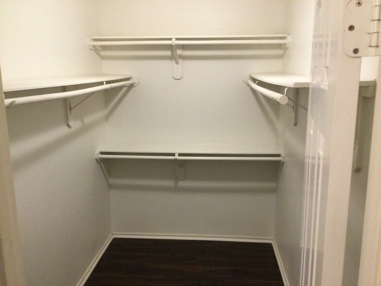 Building Photo - 2218 Laurel Oaks Dr