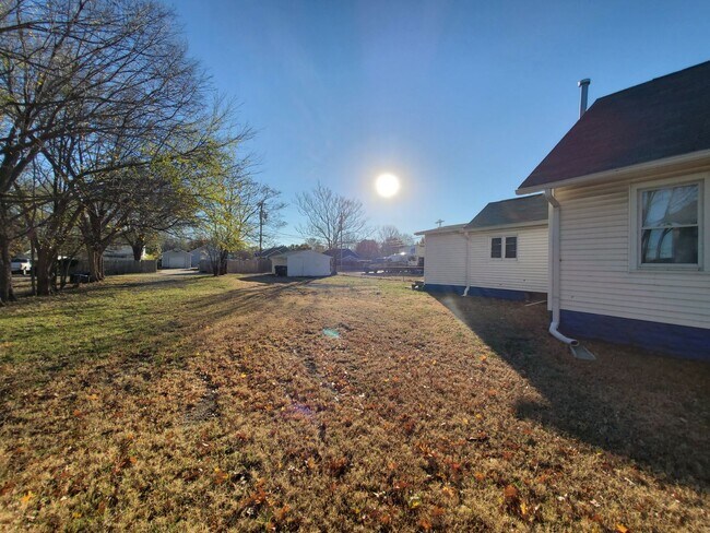 Building Photo - Great Central location home!  - Nice home with appliances. Close to Washburn University