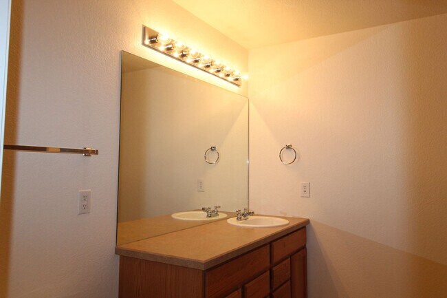 Building Photo - Wonderful Townhome in Harvest Park Southeast Ft. Collins