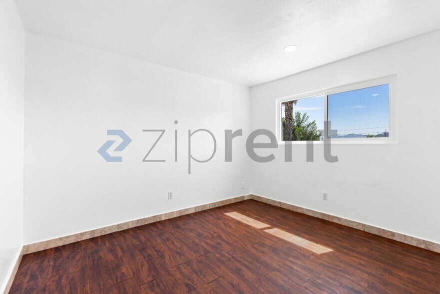 Building Photo - Unit 4