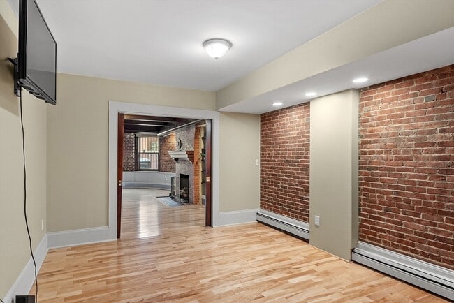 Building Photo - 346 Beacon St