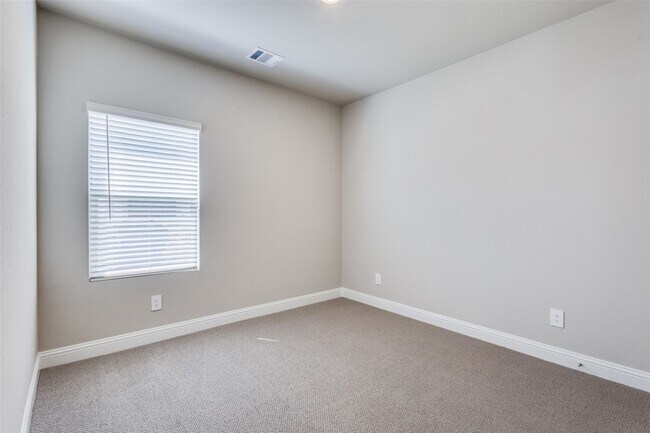 Building Photo - 800 Easthill Dr