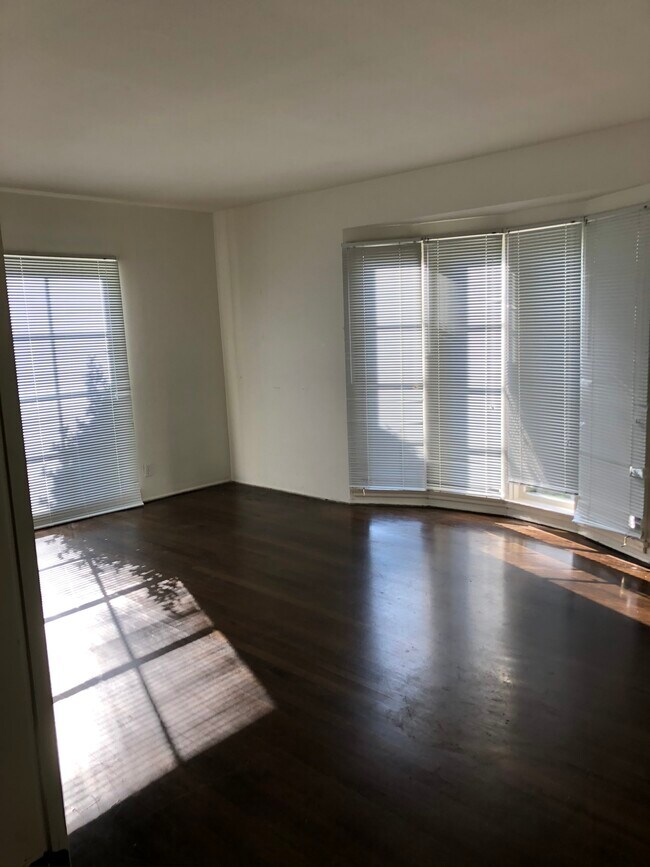 Building Photo - 609 Kelton Ave