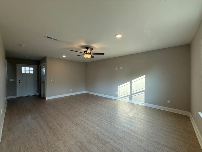 Building Photo - 3 Bedroom 2.5 Bath House