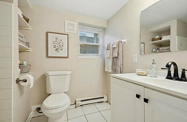 Building Photo - 2614 W Lunt Ave