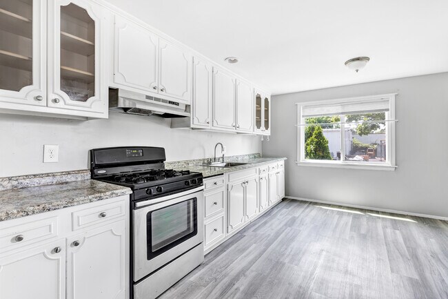 Building Photo - 150 Masarik Ave