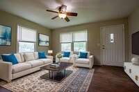 Building Photo - Cute 3 Bedroom / 1 Bath Home with Washer a...