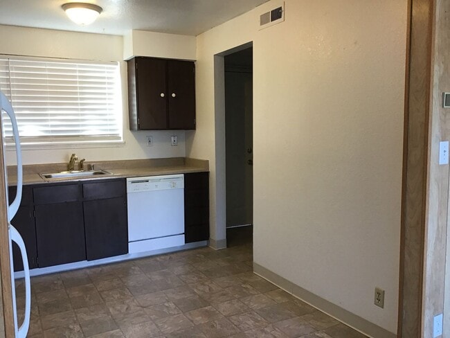 Building Photo - 2 Bedroom Reno Condo in Gated Community...