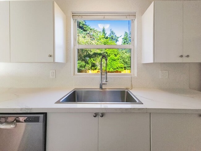 Building Photo - Charming Rambler Retreat Near Robinswood Park