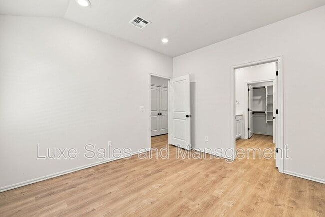 Building Photo - 8012 NW 110th Dr