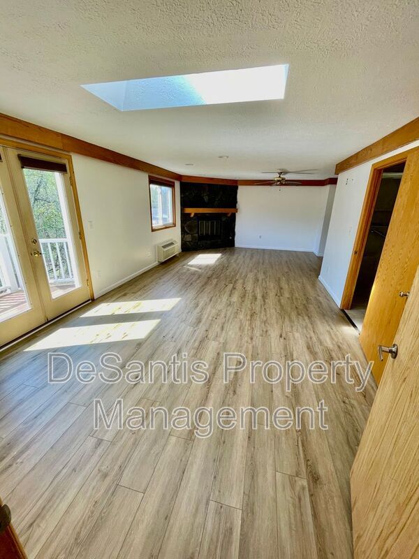 Building Photo - 946 Carle St