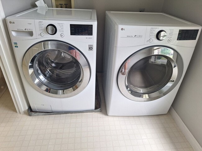 Building Photo - 4bd/3 bath located in desirable neighbor in Fox Den Subdivision in West Knoxville