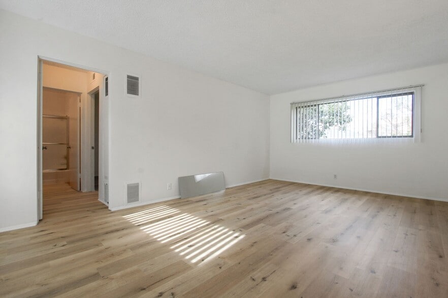 Building Photo - 744 S Windsor Blvd