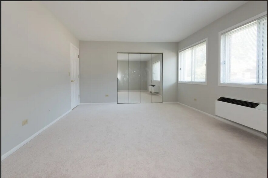 Building Photo - 920 N Lakeside Dr