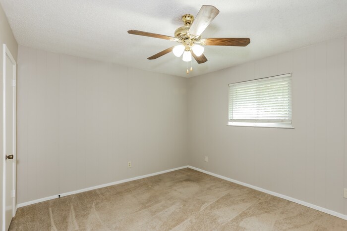 Building Photo - 441 NW Jayellen Ave