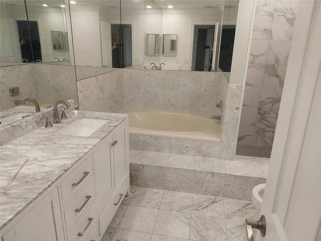 Building Photo - 350 Poinciana Island Dr