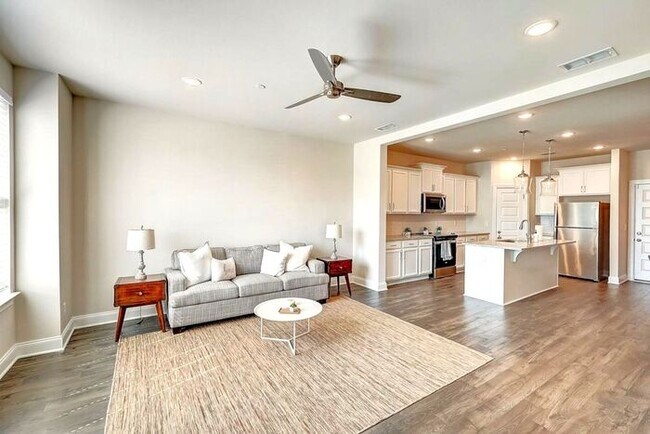 Building Photo - 1001 Lifford Ln