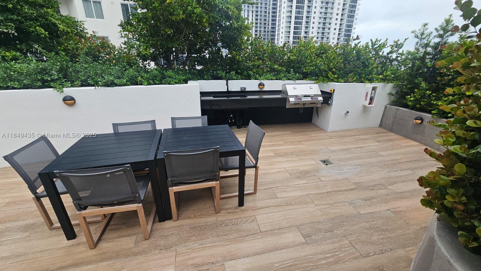 Building Photo - 700 NE 24th St