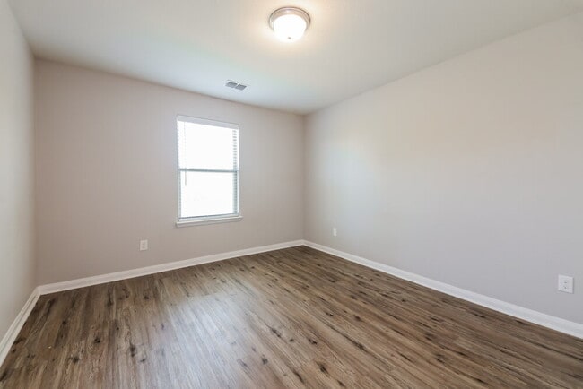 Building Photo - 2928 Parker Dr