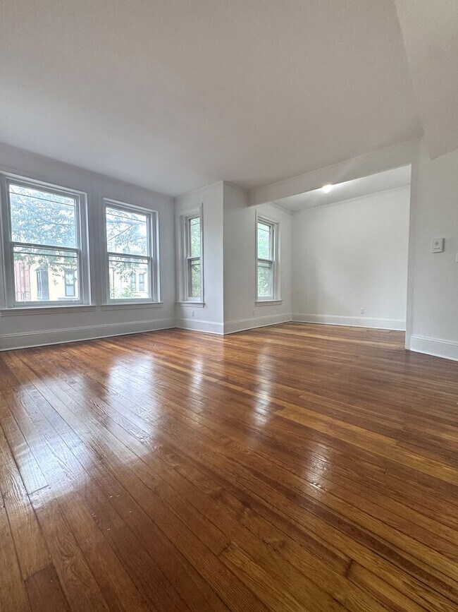 Building Photo - Fabulous Large Renovated 1BR/1BA in Histor...