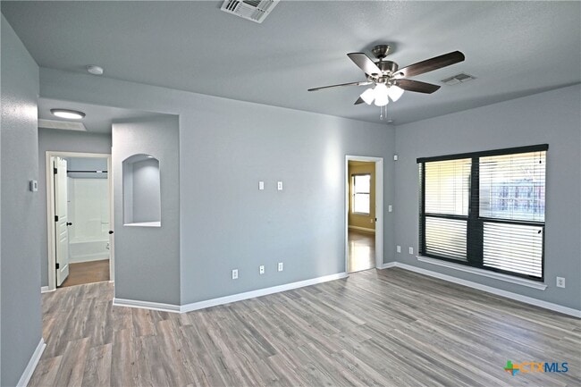 Building Photo - 2207 Hazelwood Dr