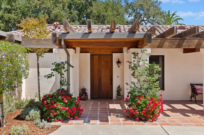 Building Photo - 525 Las Palmas Dr