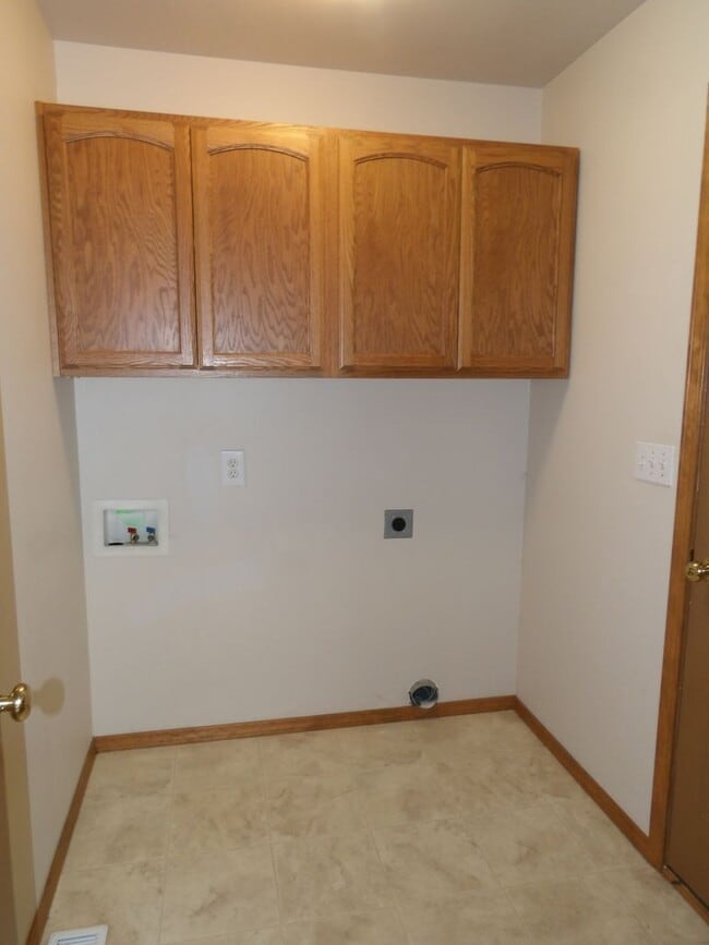 Building Photo - CDA Place Garden Home in Gated Community!