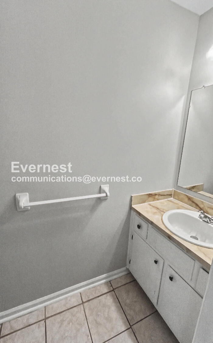 Building Photo - 2463 Hampstead Dr