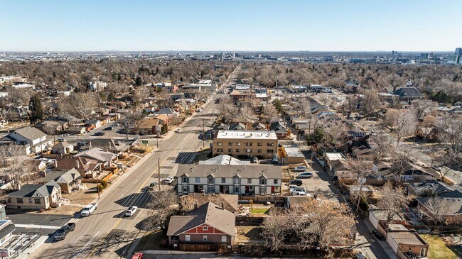 Building Photo - Charming 3 Bedroom Townhome in Highlands Neighborhood