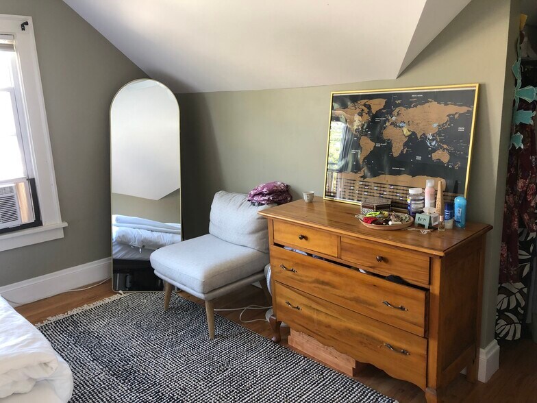 bedroom looking at bed - 2465 E 124th St