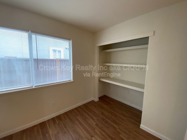 Building Photo - 960 Vallerand Rd