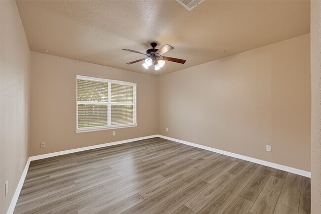 Building Photo - 7323 Log View Dr