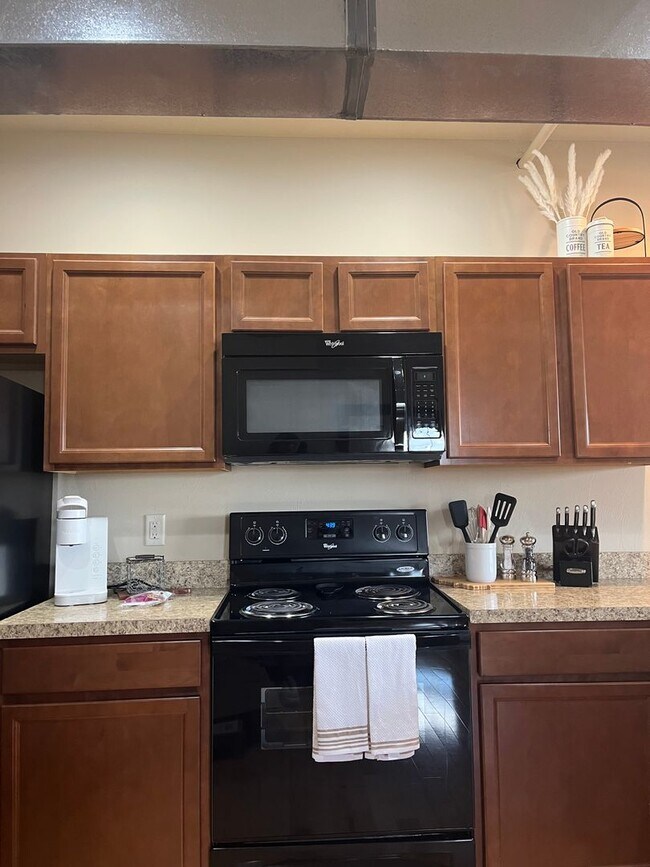 Building Photo - Elegant All Inclusive Fully Furnished Studio On Top Floor