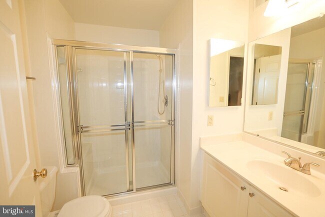 Building Photo - 1625 International Dr