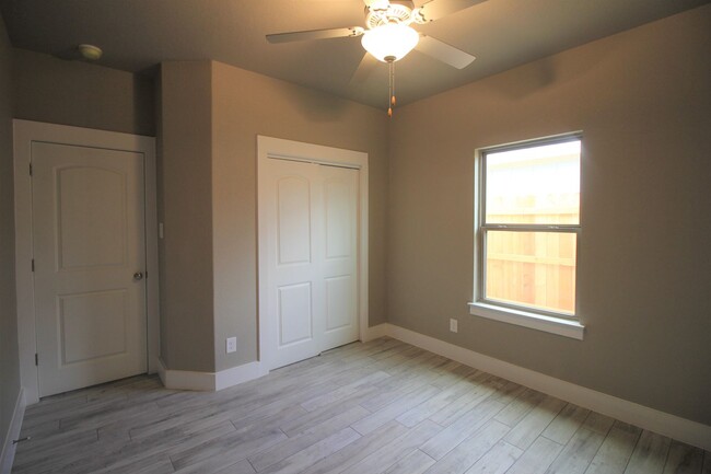 Building Photo - Located 1 Mile from IH 35/ No Carpet / Ton...