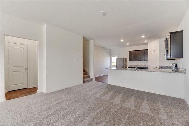 Building Photo - Beautiful 5 Bed 2.5 Bath Home!