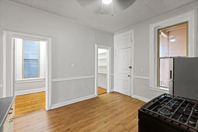 Building Photo - 1013 N Winchester Ave