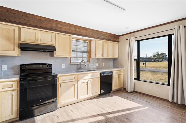 Building Photo - 208 W Maple St