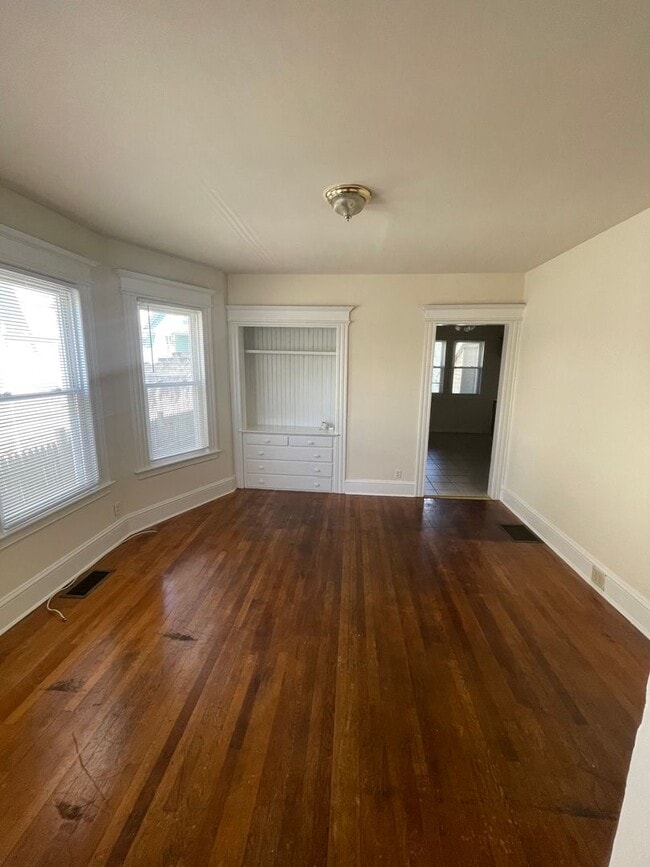 Building Photo - Noble Ave. 1024-1026