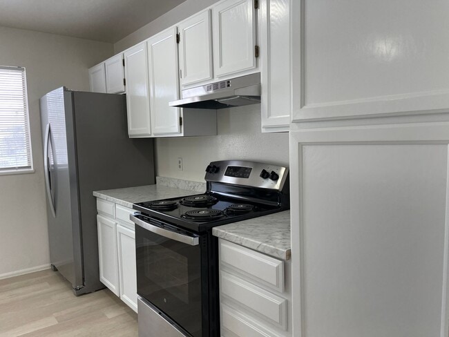 Building Photo - 3 bed 2 bath home on HUGE LOT!