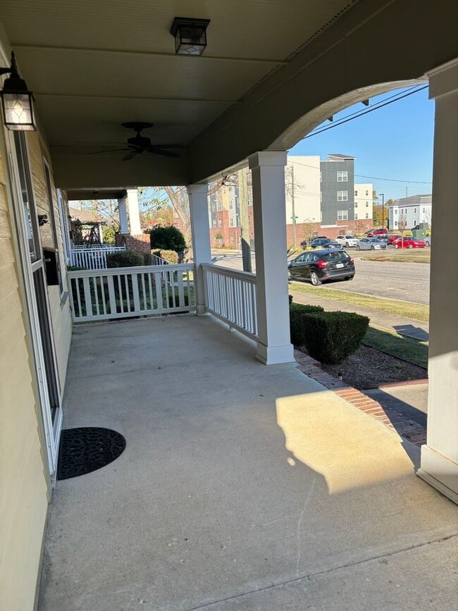 Building Photo - 3 bdrm 2.5 bath in downtown area