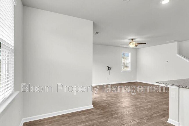 Building Photo - 205 Maple Hl Dr