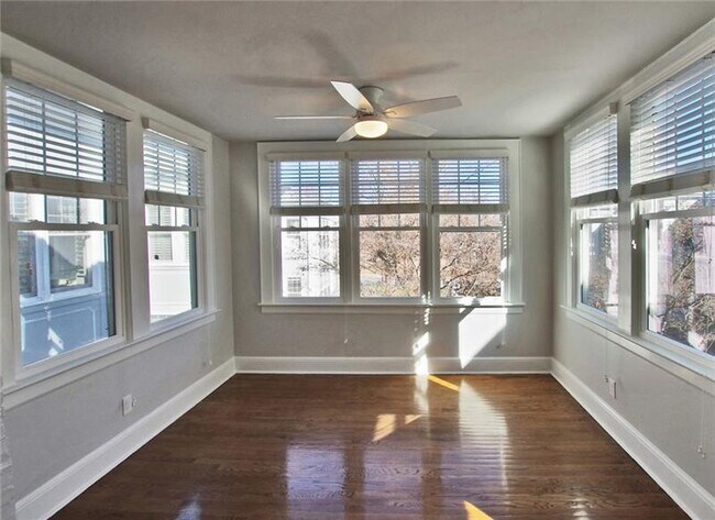 Building Photo - 425 10th St NE