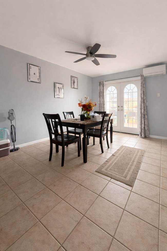 Building Photo - 3 Bedroom 1.5 Bath - Community Pool