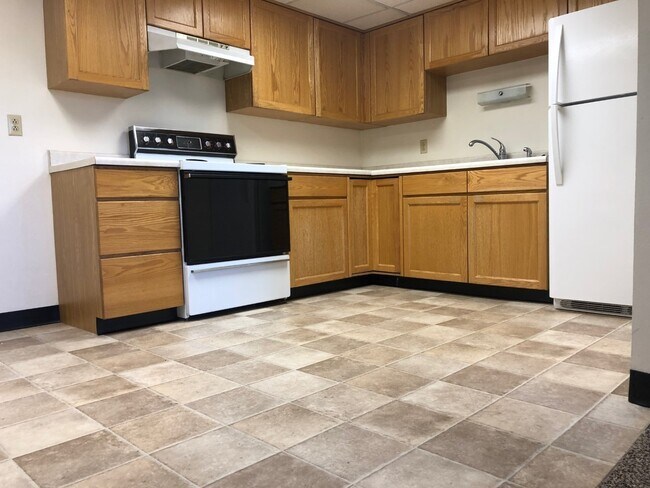 Building Photo - Pet Friendly! Great 2 bedroom one bath gar...